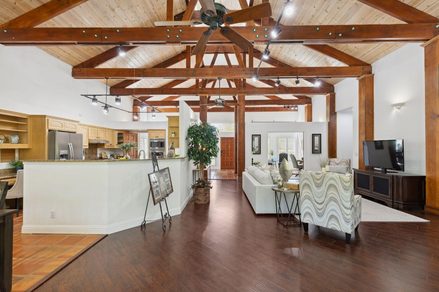 Detail Gallery Image 3 of 46 For 4006 Canyon Dr, Fair Oaks,  CA 95628 - 5 Beds | 4 Baths