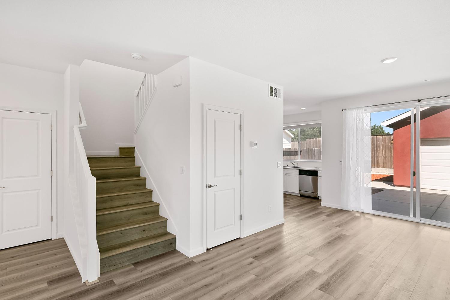 Detail Gallery Image 8 of 44 For 5542 Malibu Palm Ct, Sacramento,  CA 95842 - 3 Beds | 2/1 Baths