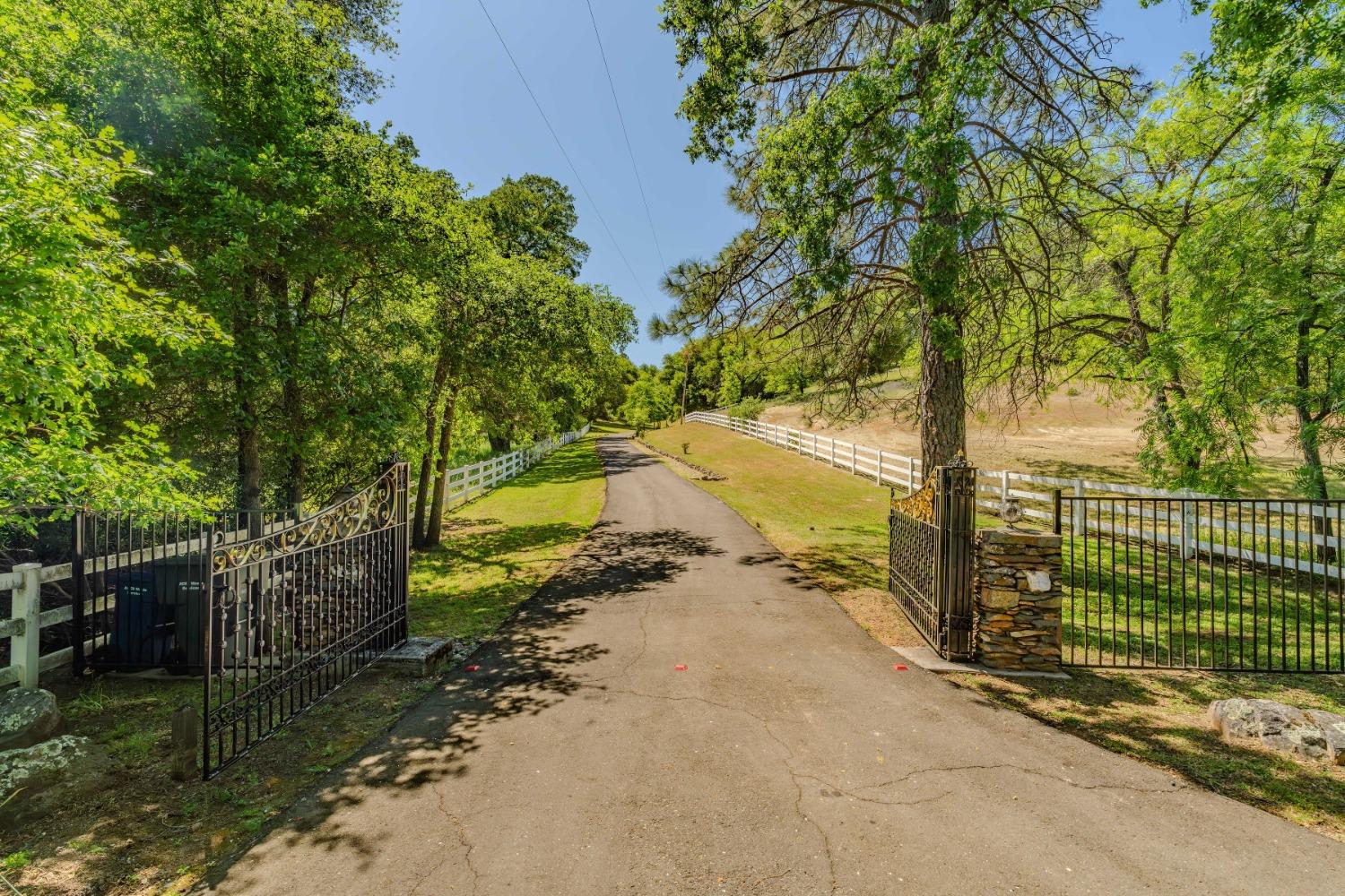 Detail Gallery Image 7 of 89 For 14001 Surrey Junction Ln, Sutter Creek,  CA 95685 - 3 Beds | 2/1 Baths