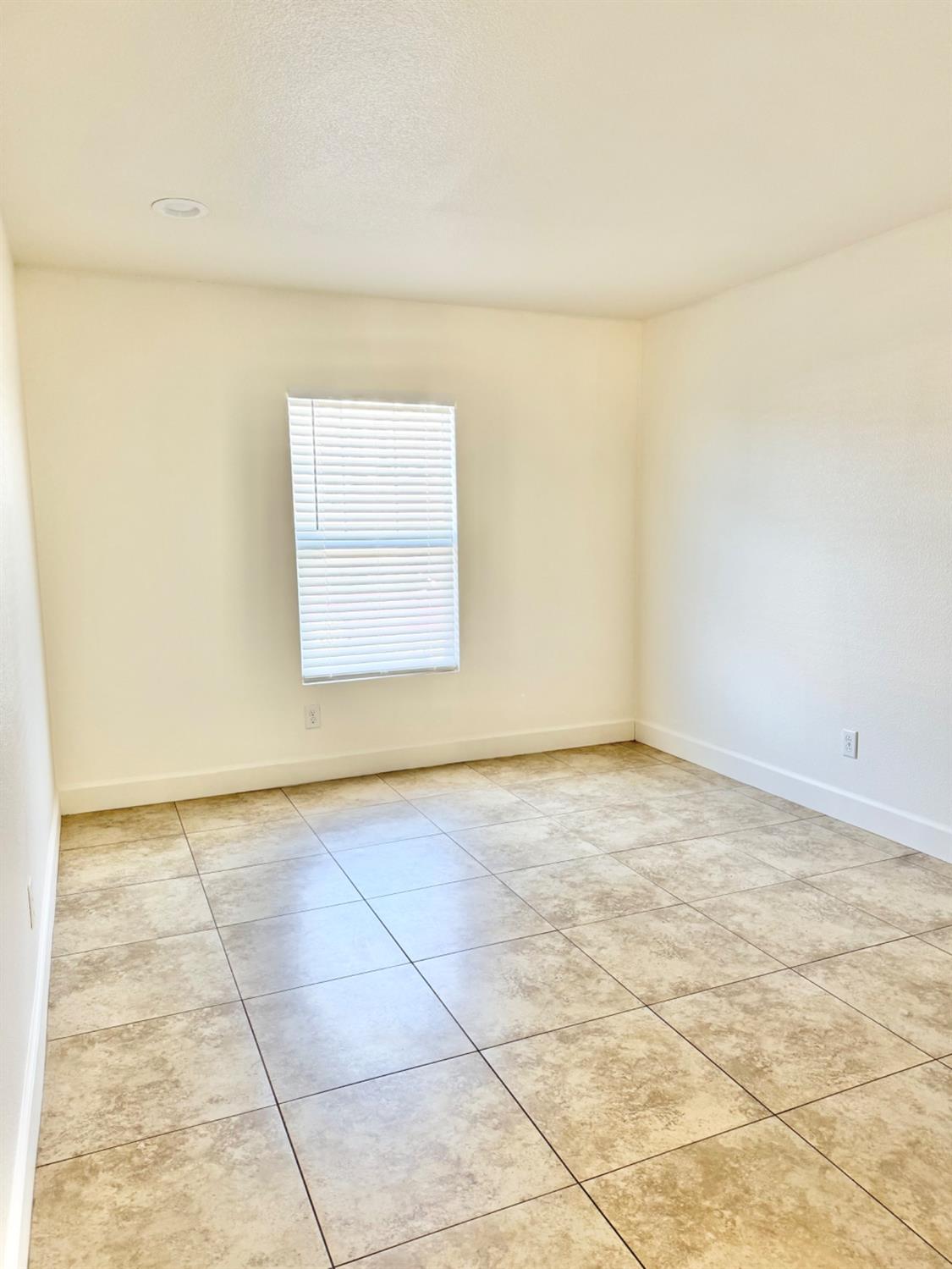 Detail Gallery Image 4 of 19 For 2522 Pine Brook Dr, Stockton,  CA 95212 - 4 Beds | 2/1 Baths