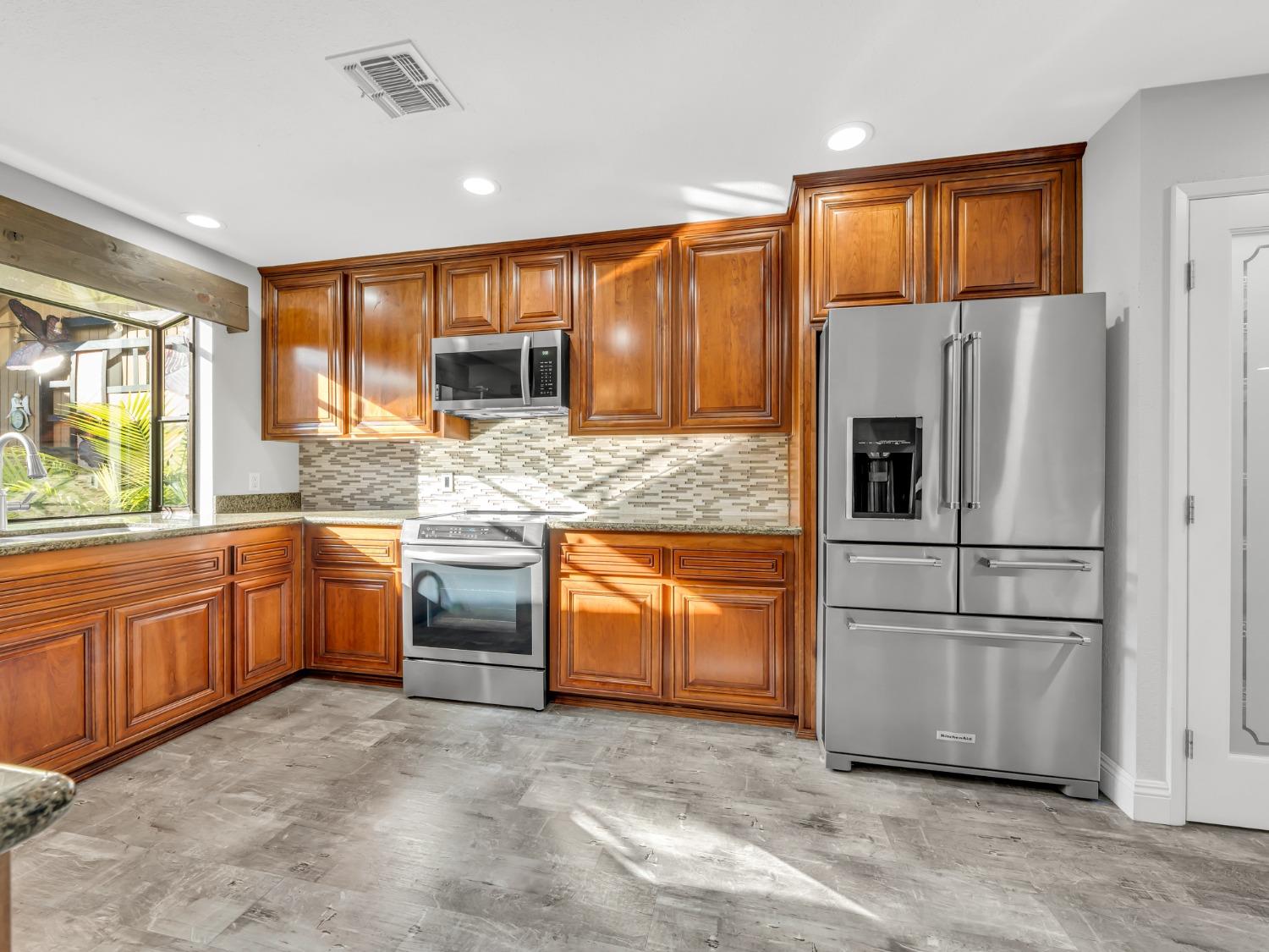 Detail Gallery Image 12 of 49 For 11303 Gold Country Blvd, Gold River,  CA 95670 - 3 Beds | 2/1 Baths
