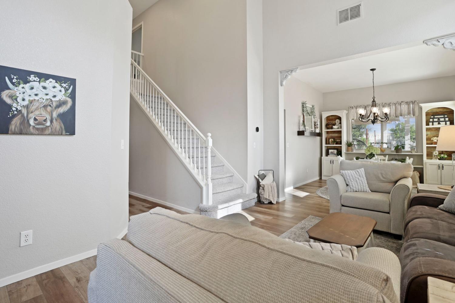 Detail Gallery Image 4 of 43 For 990 Kirkwood Way, Lathrop,  CA 95330 - 5 Beds | 3 Baths