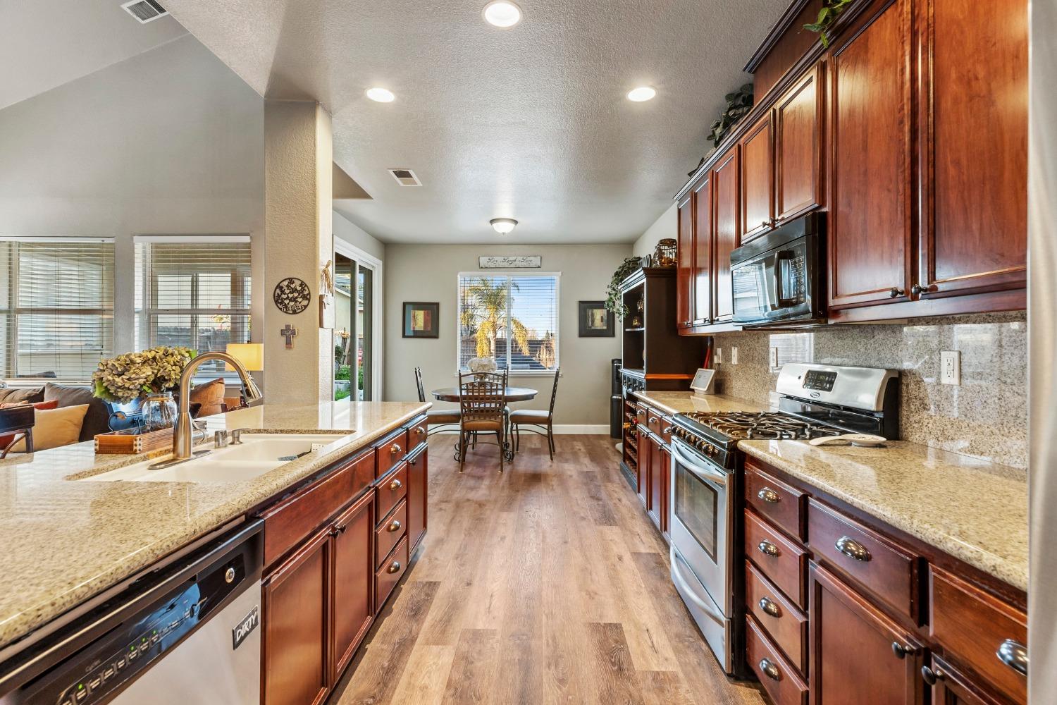Detail Gallery Image 4 of 25 For 2825 Bullion Ct, Riverbank,  CA 95367 - 4 Beds | 2/1 Baths