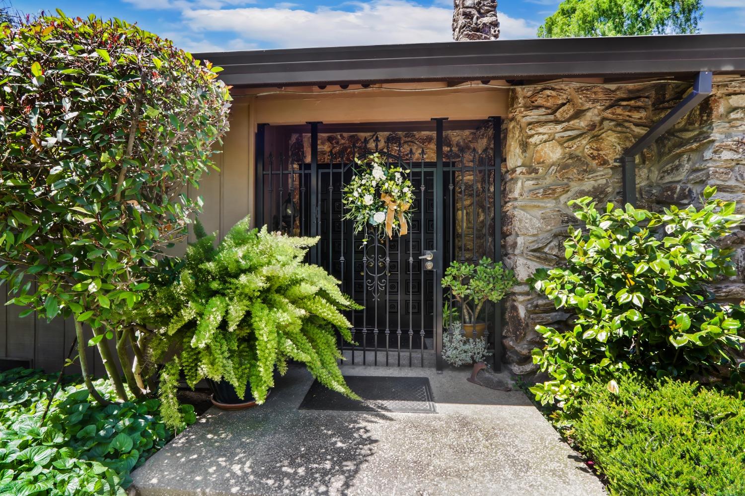 Detail Gallery Image 2 of 50 For 3305 Inverness Ct, Sacramento,  CA 95821 - 5 Beds | 3/1 Baths