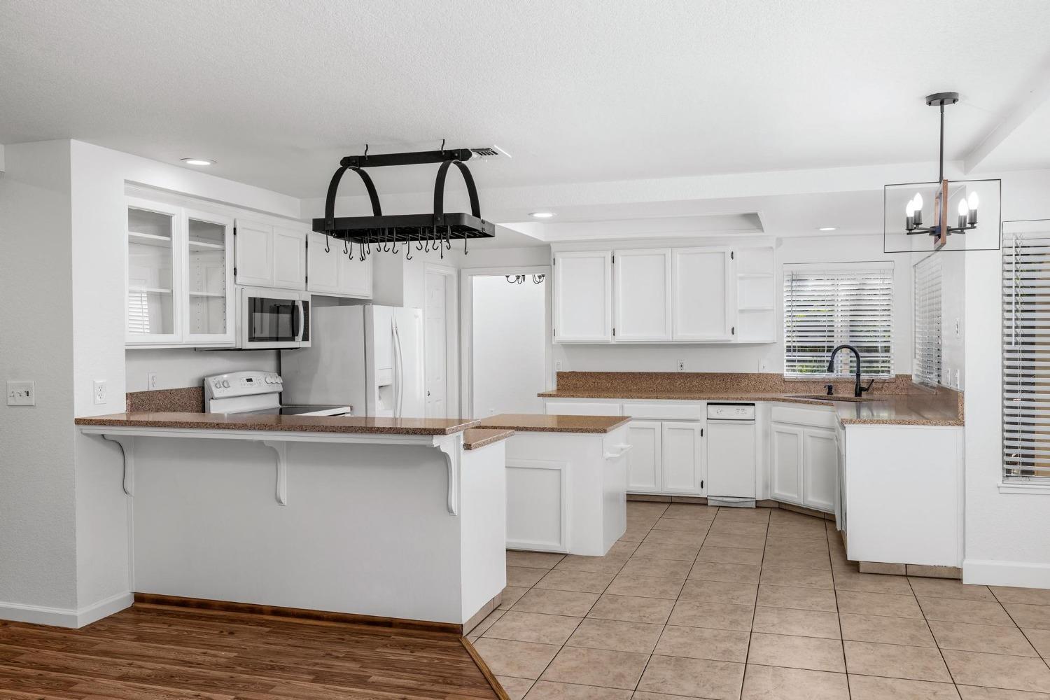 Detail Gallery Image 12 of 48 For 1171 Hidden Meadow, Manteca,  CA 95337 - 5 Beds | 3 Baths