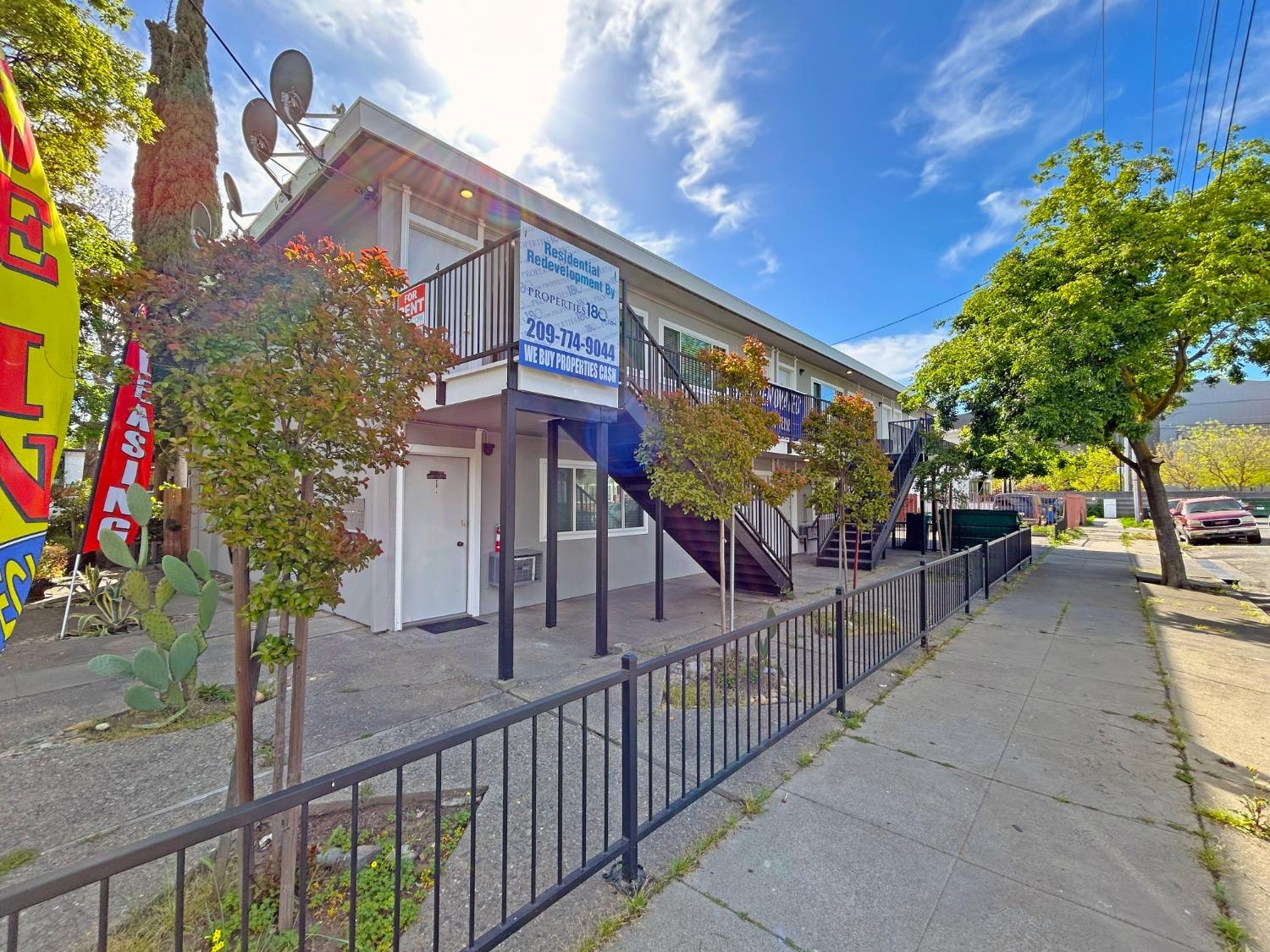 Detail Gallery Image 4 of 6 For 248 W Oak St, Stockton,  CA 95203 - – Beds | – Baths
