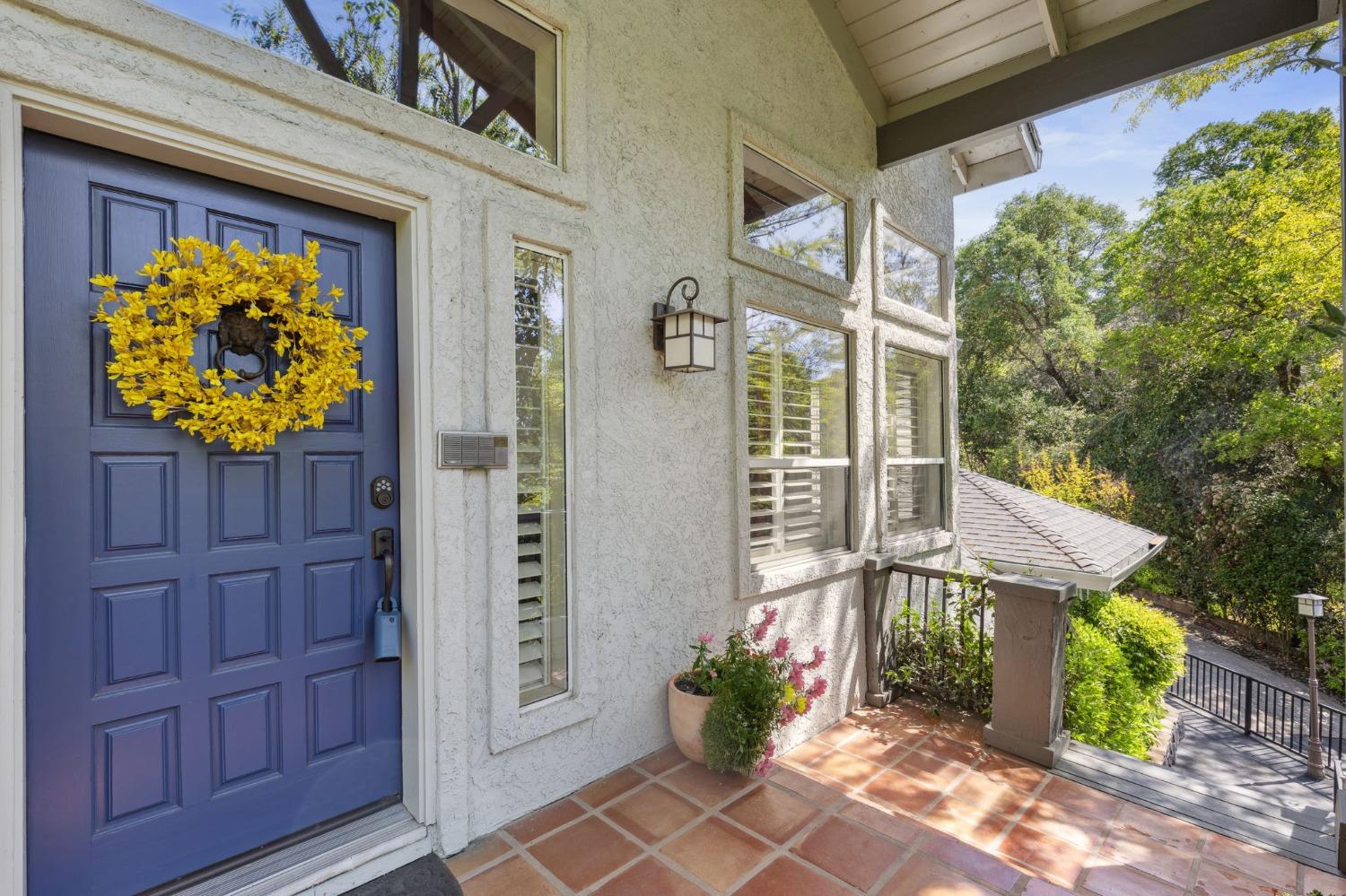 Detail Gallery Image 2 of 46 For 4006 Canyon Dr, Fair Oaks,  CA 95628 - 5 Beds | 4 Baths