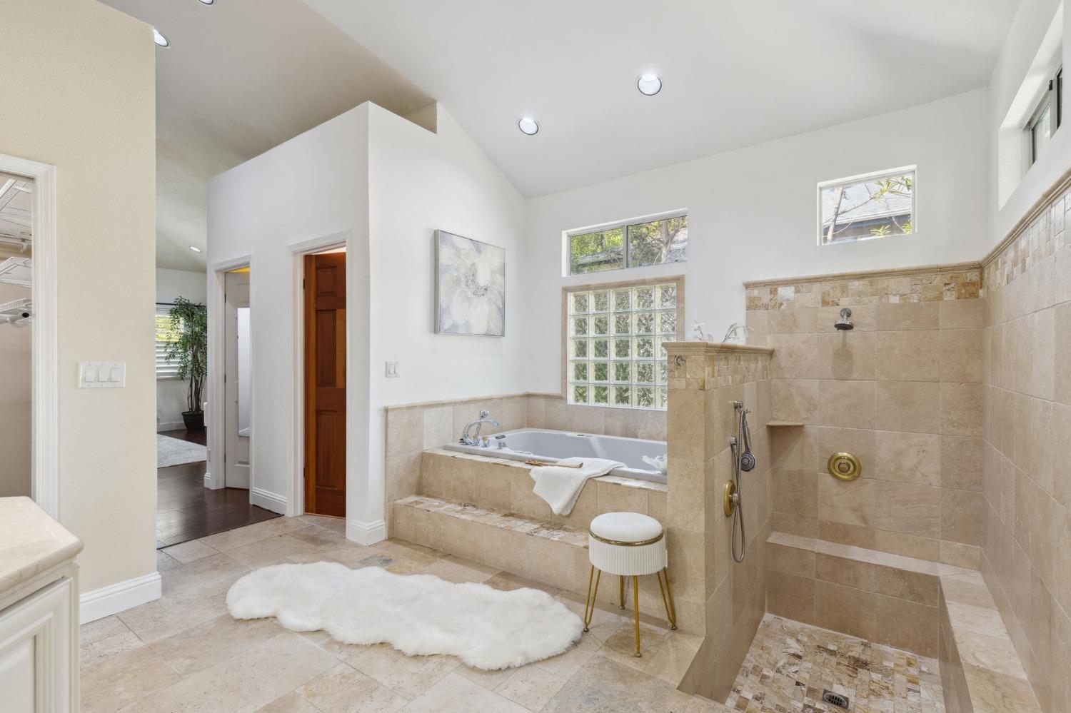 Detail Gallery Image 18 of 46 For 4006 Canyon Dr, Fair Oaks,  CA 95628 - 5 Beds | 4 Baths