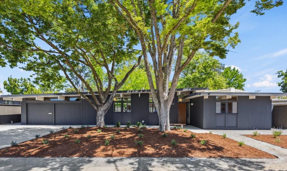 Detail Gallery Image 2 of 24 For 6441 Fordham Way, Sacramento,  CA 95831 - 3 Beds | 2 Baths