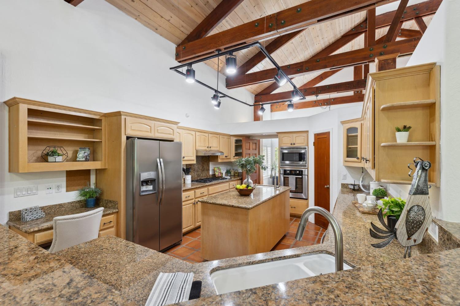 Detail Gallery Image 8 of 46 For 4006 Canyon Dr, Fair Oaks,  CA 95628 - 5 Beds | 4 Baths