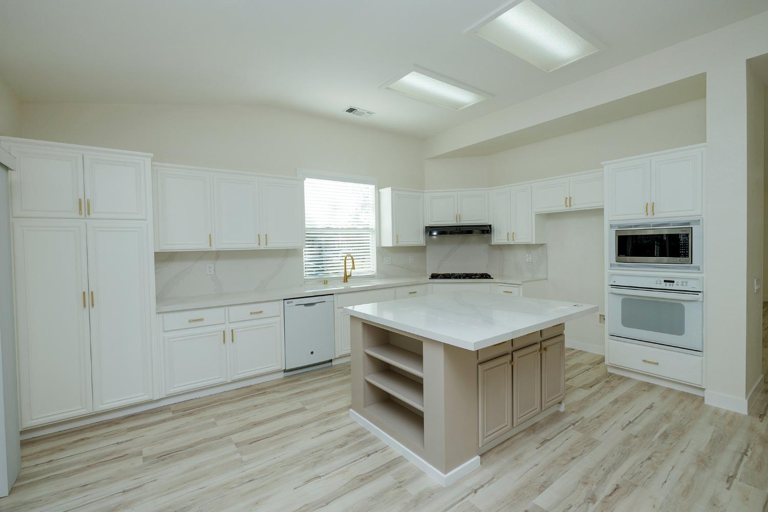 Detail Gallery Image 13 of 45 For 2192 Ivory Lace Ave, Manteca,  CA 95337 - 4 Beds | 2/1 Baths