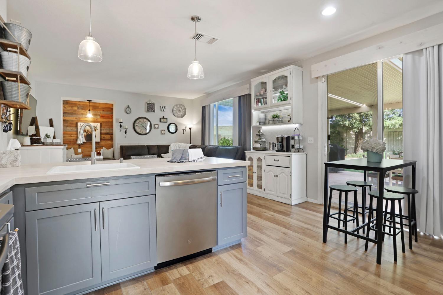 Detail Gallery Image 9 of 43 For 990 Kirkwood Way, Lathrop,  CA 95330 - 5 Beds | 3 Baths