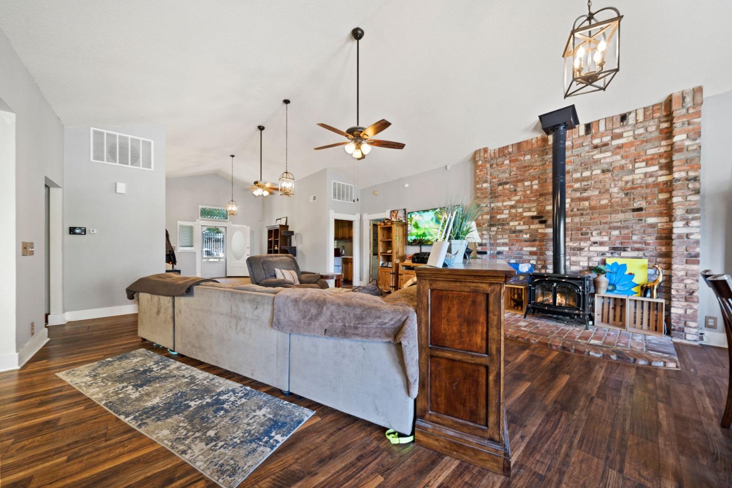 Detail Gallery Image 10 of 89 For 14001 Surrey Junction Ln, Sutter Creek,  CA 95685 - 3 Beds | 2/1 Baths