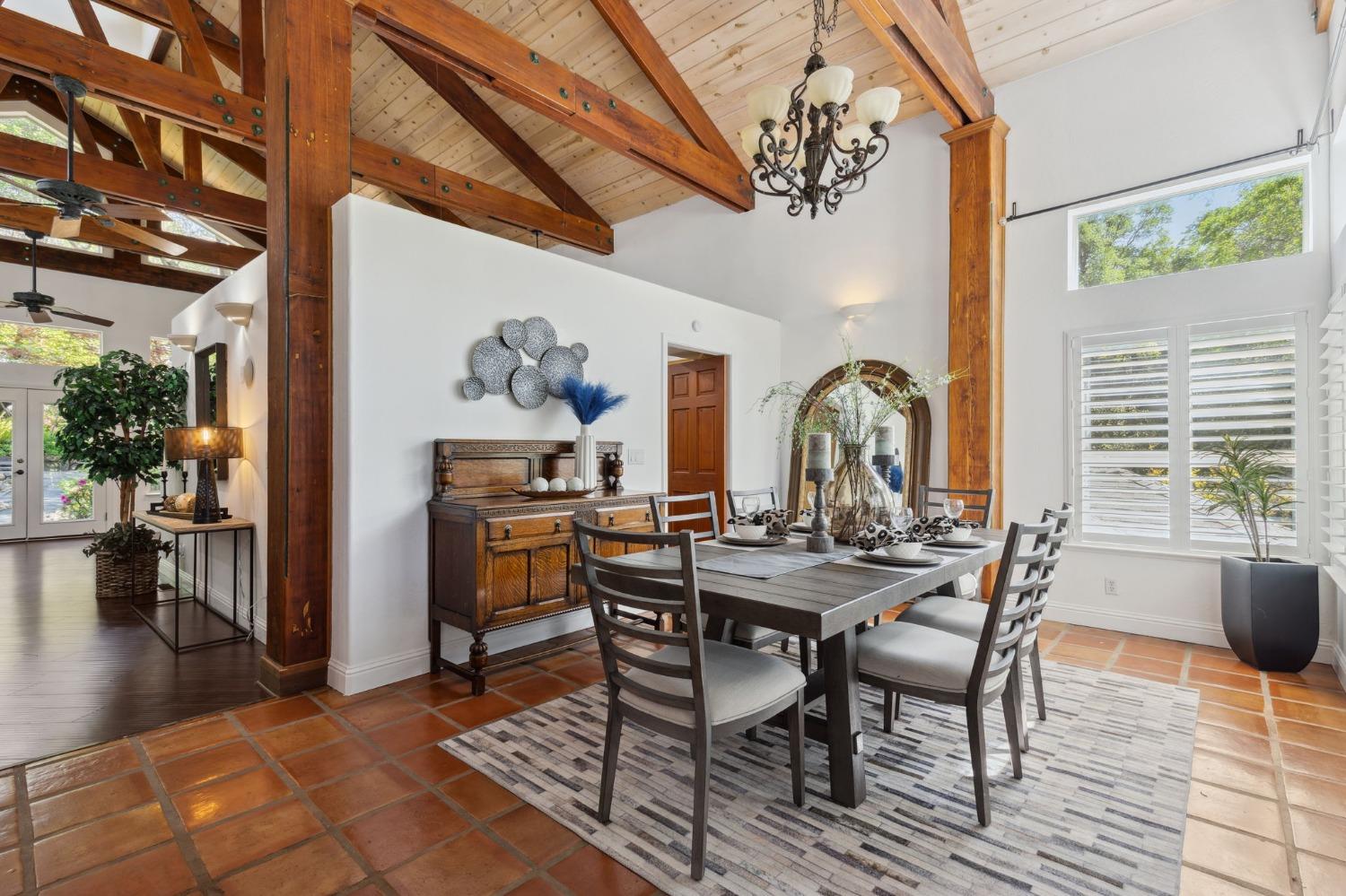 Detail Gallery Image 6 of 46 For 4006 Canyon Dr, Fair Oaks,  CA 95628 - 5 Beds | 4 Baths