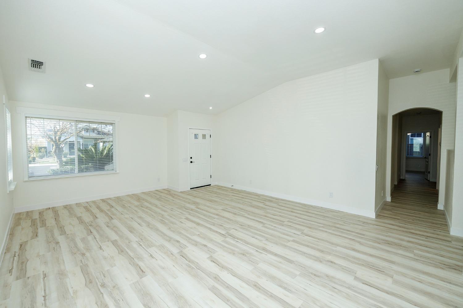 Detail Gallery Image 7 of 45 For 2192 Ivory Lace Ave, Manteca,  CA 95337 - 4 Beds | 2/1 Baths