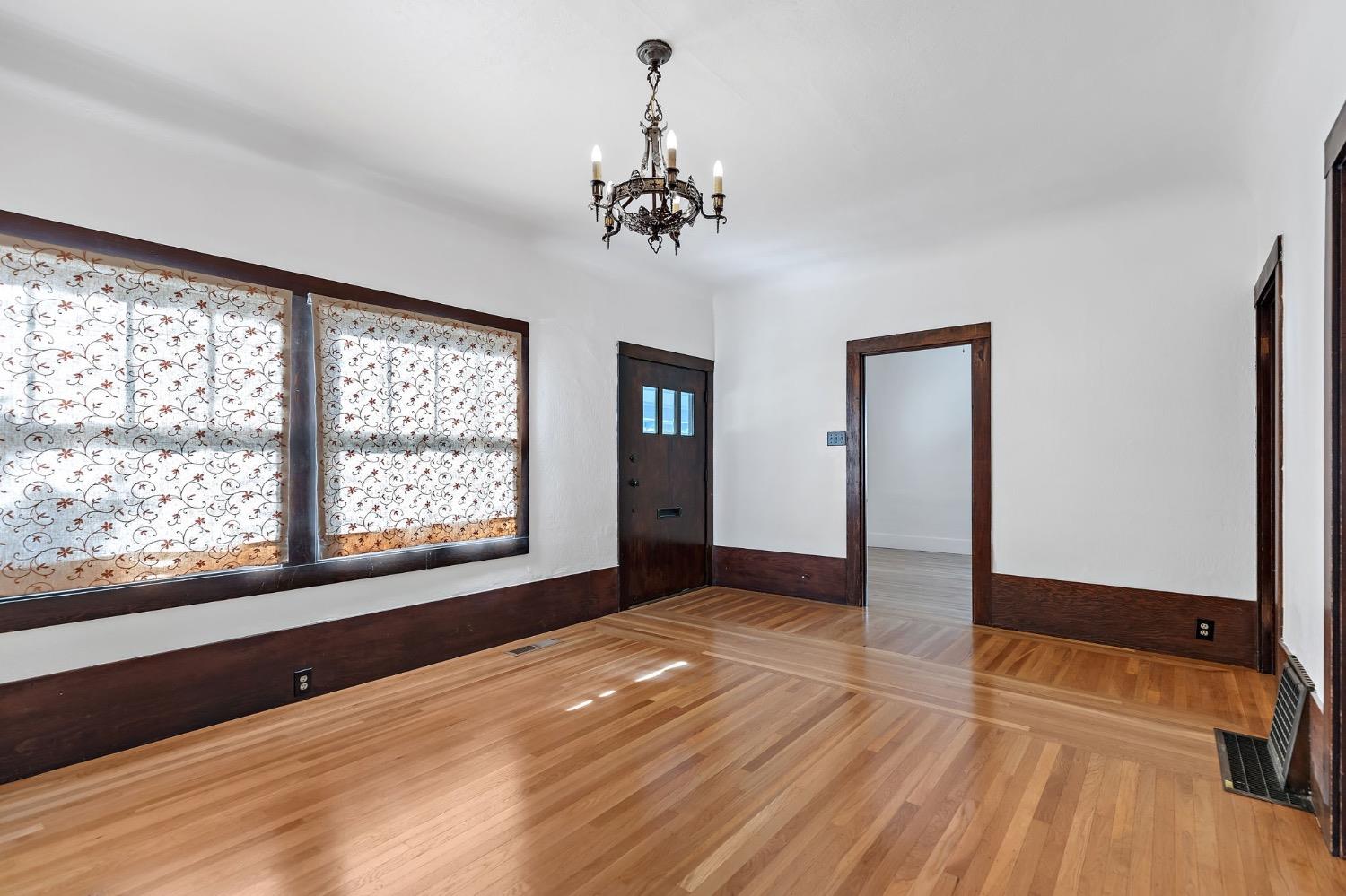 Detail Gallery Image 6 of 35 For 418 25th St, Sacramento,  CA 95816 - 3 Beds | 1 Baths