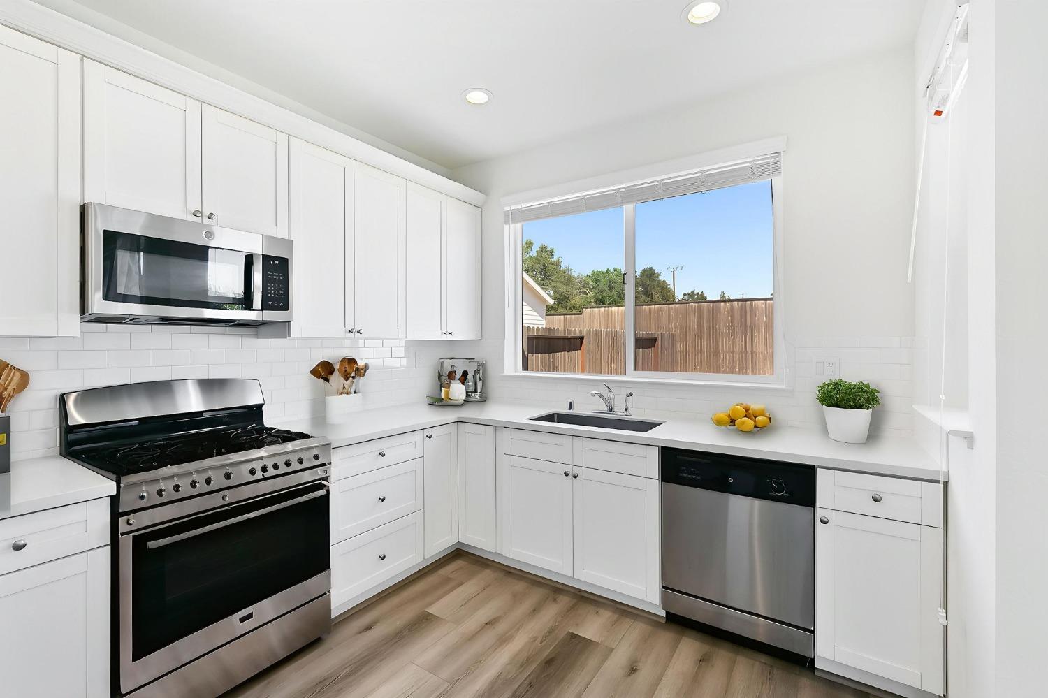 Detail Gallery Image 10 of 44 For 5542 Malibu Palm Ct, Sacramento,  CA 95842 - 3 Beds | 2/1 Baths