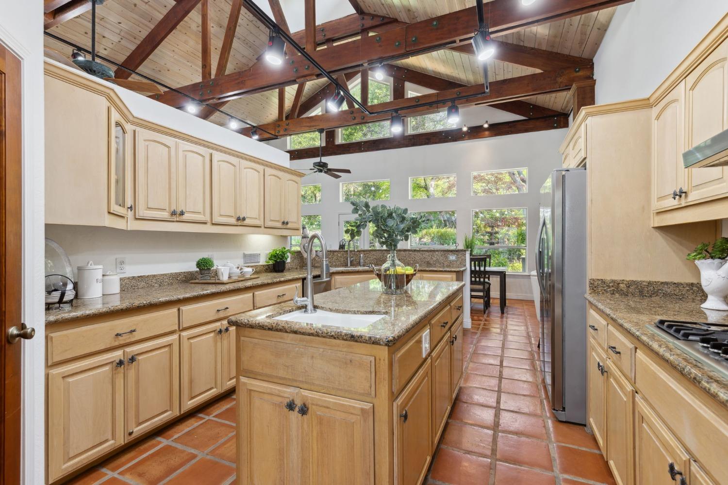 Detail Gallery Image 9 of 46 For 4006 Canyon Dr, Fair Oaks,  CA 95628 - 5 Beds | 4 Baths