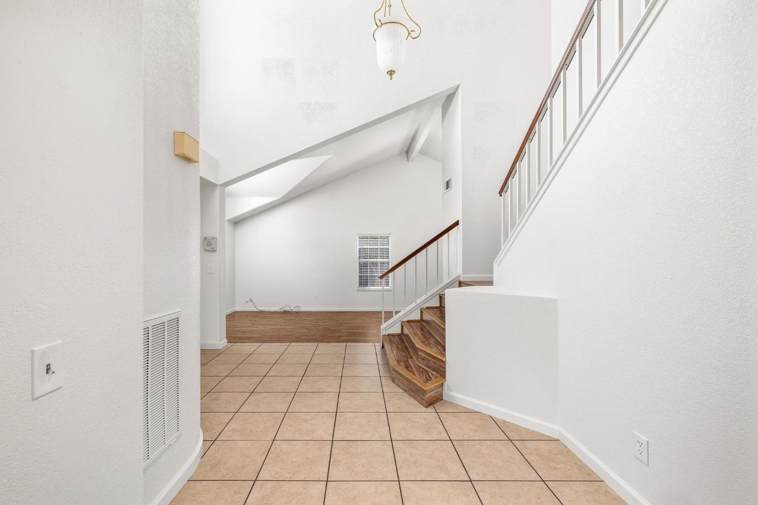 Detail Gallery Image 8 of 48 For 1171 Hidden Meadow, Manteca,  CA 95337 - 5 Beds | 3 Baths