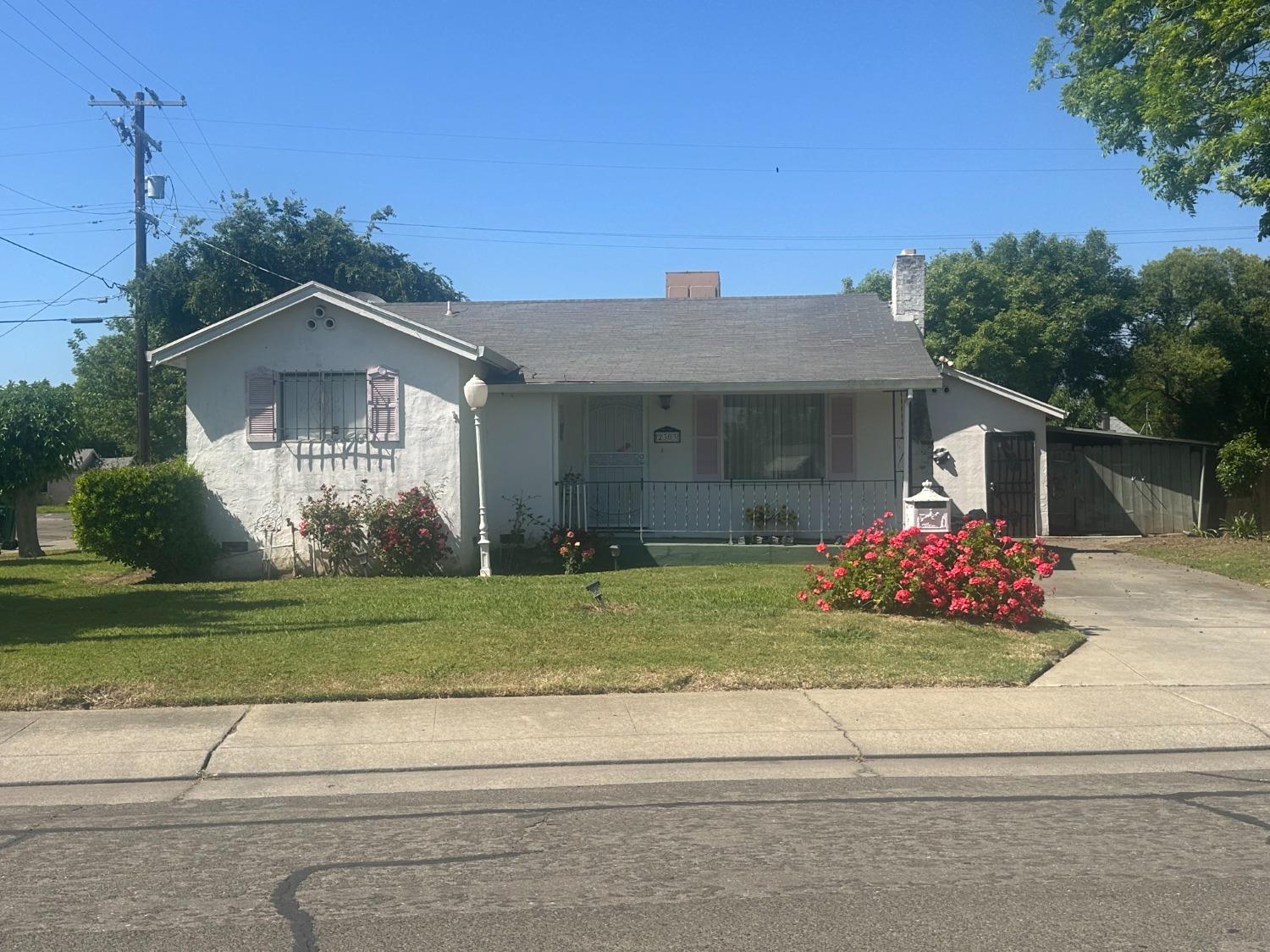 Detail Gallery Image 1 of 1 For 2303 E Acacia St, Stockton,  CA 95205 - 2 Beds | 1 Baths