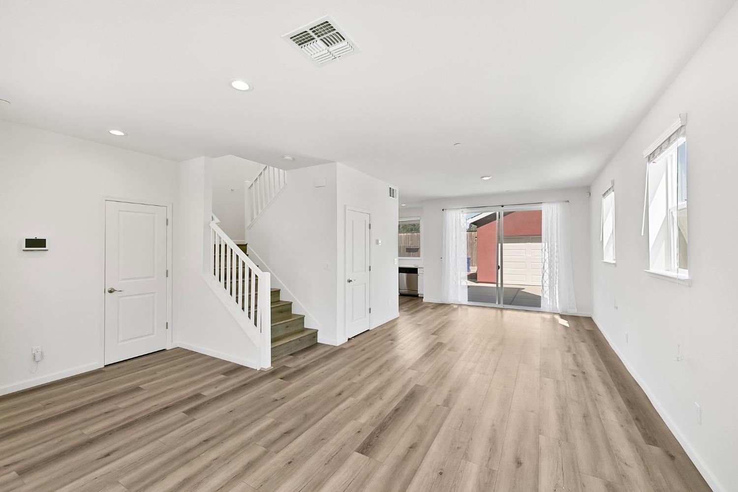 Detail Gallery Image 6 of 44 For 5542 Malibu Palm Ct, Sacramento,  CA 95842 - 3 Beds | 2/1 Baths