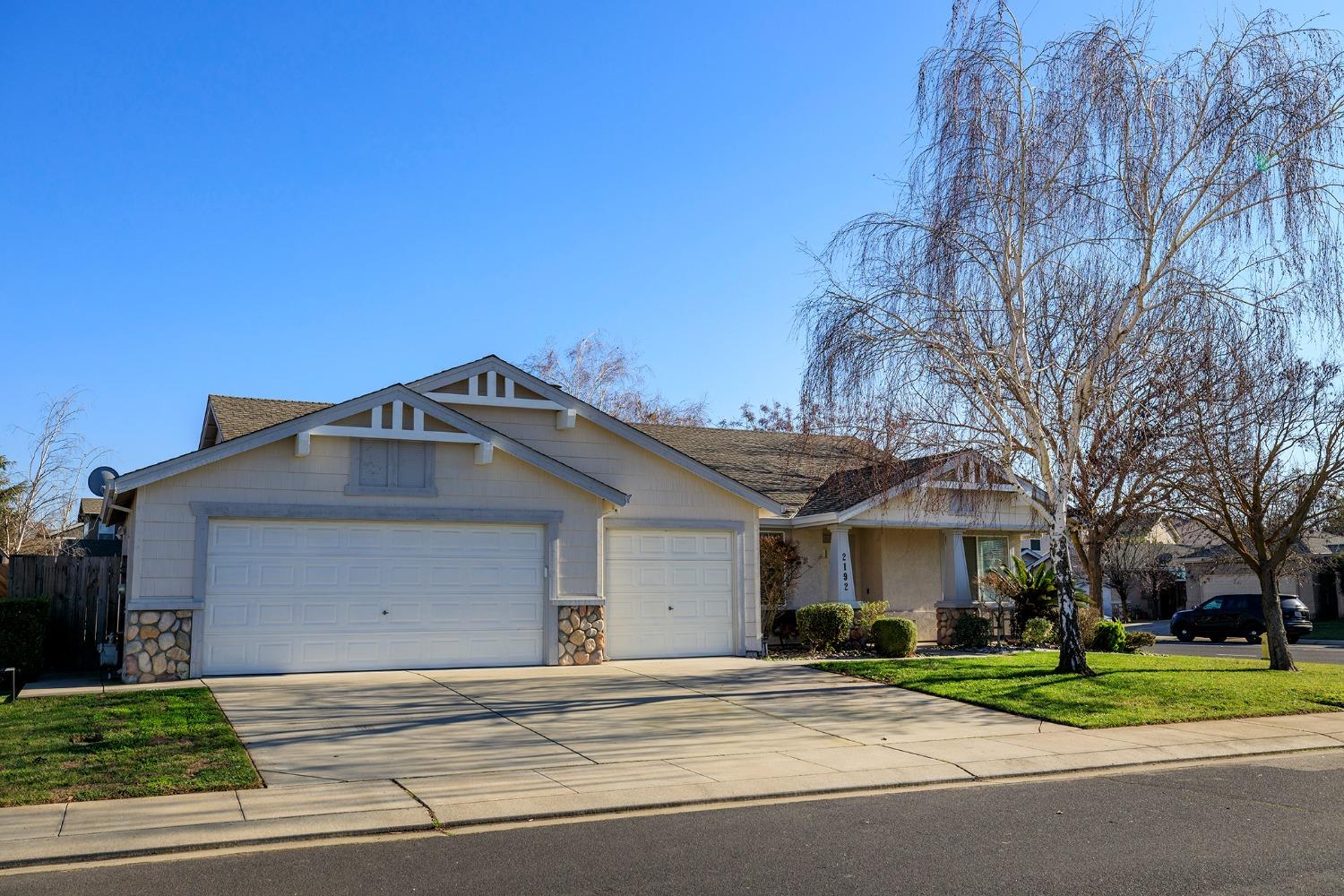 Detail Gallery Image 3 of 45 For 2192 Ivory Lace Ave, Manteca,  CA 95337 - 4 Beds | 2/1 Baths
