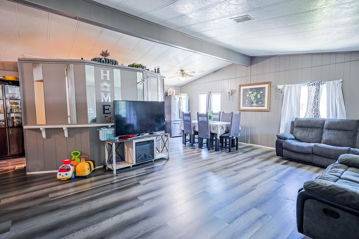 Detail Gallery Image 5 of 16 For 3950 Mack Rd 129, Sacramento,  CA 95823 - 3 Beds | 2 Baths