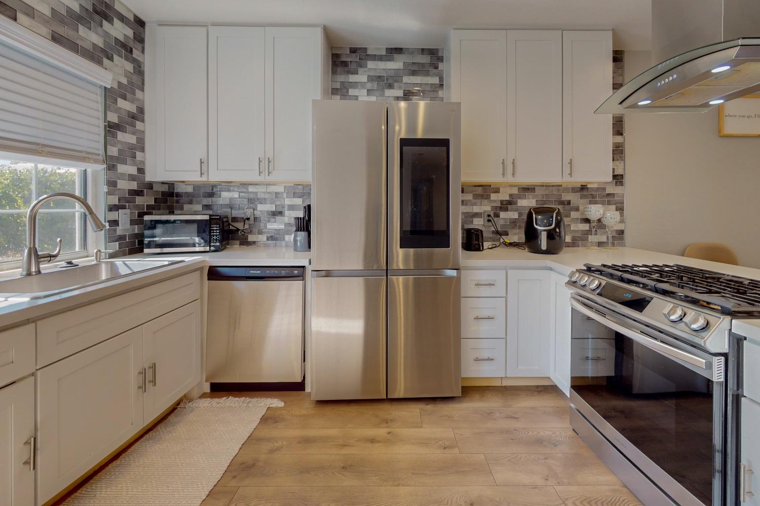 Detail Gallery Image 5 of 33 For 8449 Juglans Dr, Orangevale,  CA 95662 - 3 Beds | 2 Baths