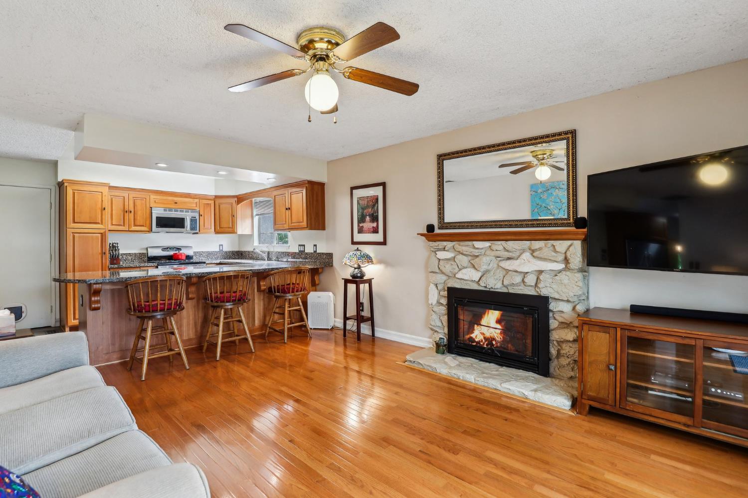 Detail Gallery Image 8 of 33 For 6942 Palmdell Way, Fair Oaks,  CA 95628 - 4 Beds | 2 Baths
