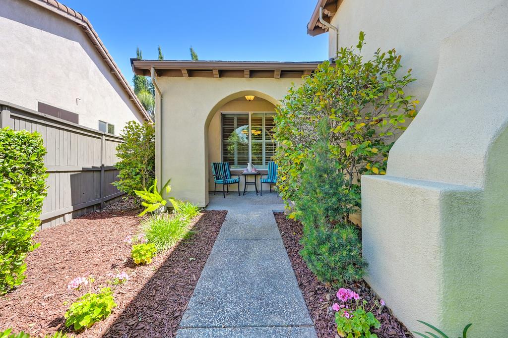 Detail Gallery Image 3 of 99 For 5730 Palmera Ln, Sacramento,  CA 95835 - 2 Beds | 2 Baths