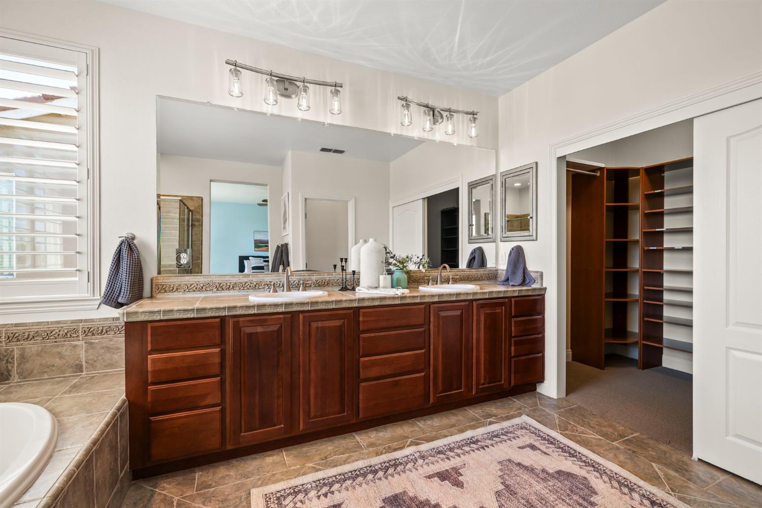 Detail Gallery Image 29 of 56 For 11896 Slate Falls Way, Rancho Cordova,  CA 95742 - 5 Beds | 3 Baths