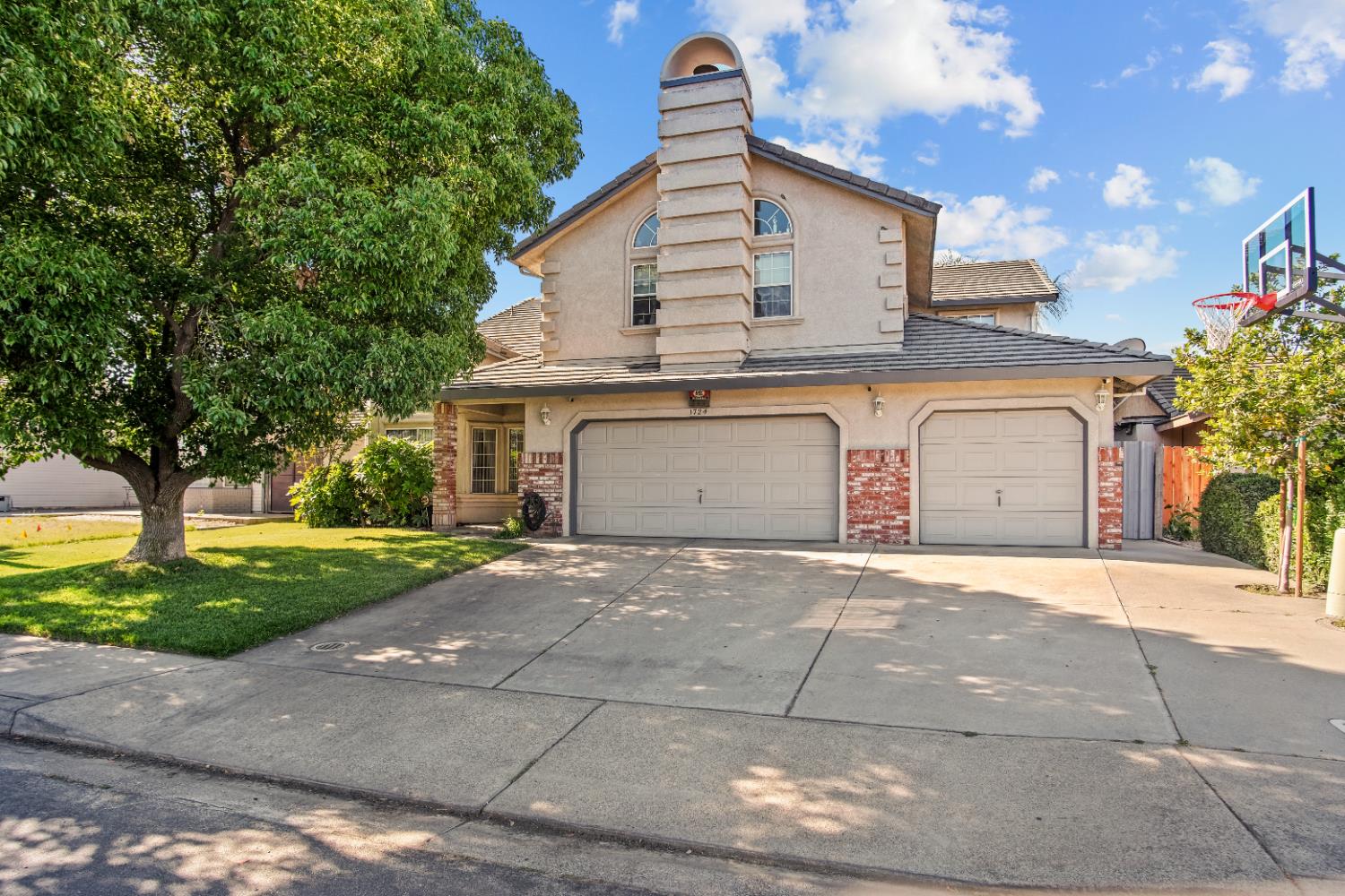 Detail Gallery Image 1 of 25 For 1724 Stonum Rd, Modesto,  CA 95351 - 4 Beds | 4 Baths