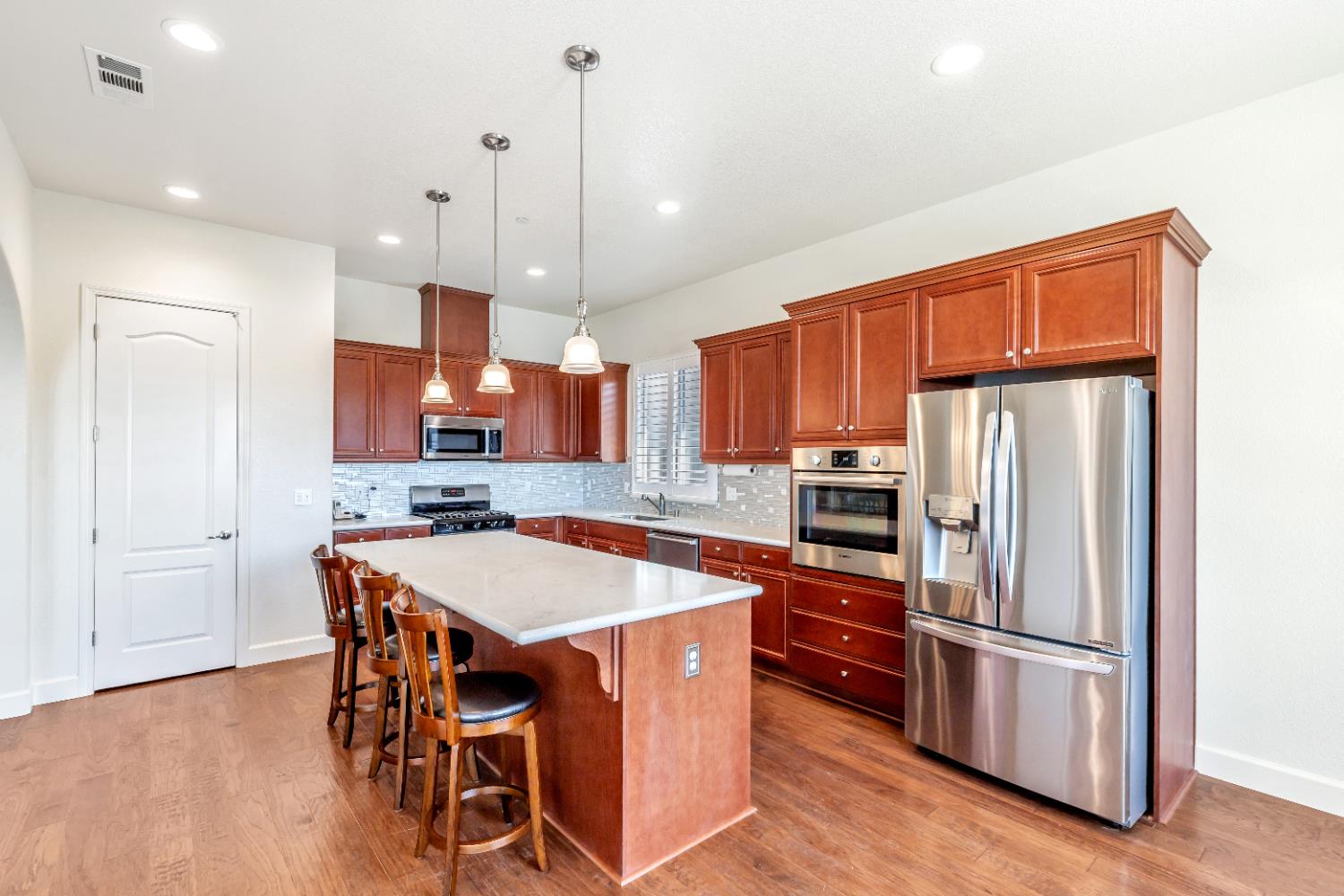 Detail Gallery Image 13 of 41 For 1587 Como Dr, Manteca,  CA 95337 - 3 Beds | 3/1 Baths