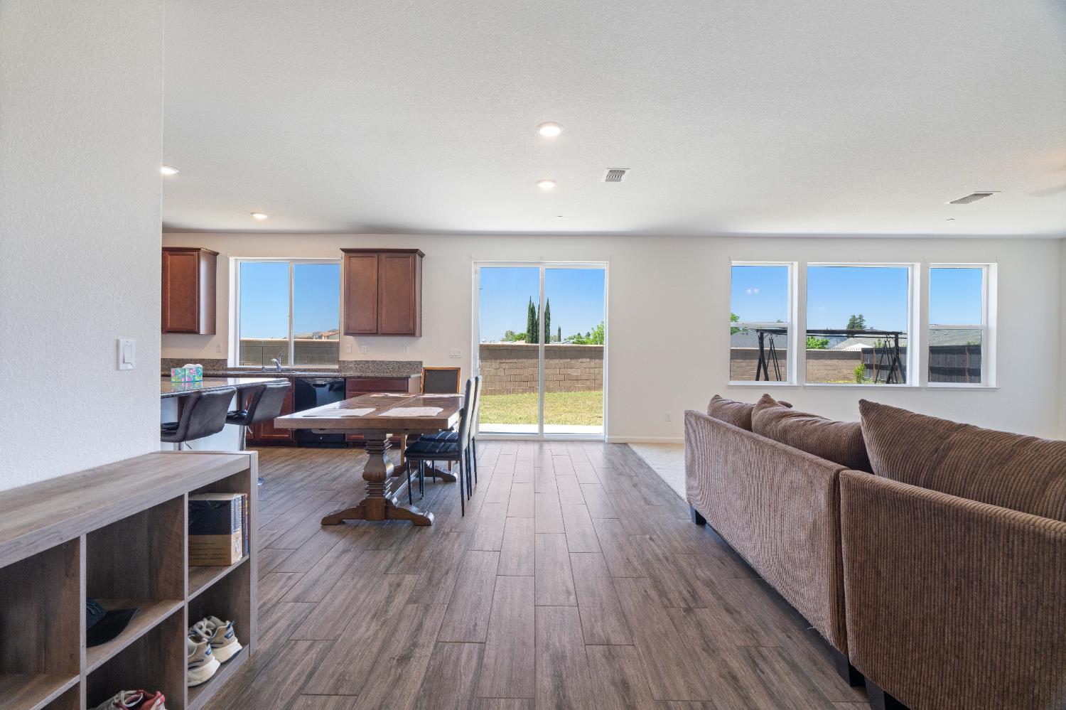 Detail Gallery Image 10 of 61 For 7753 Finnhorse Way, Sacramento,  CA 95828 - 4 Beds | 3 Baths