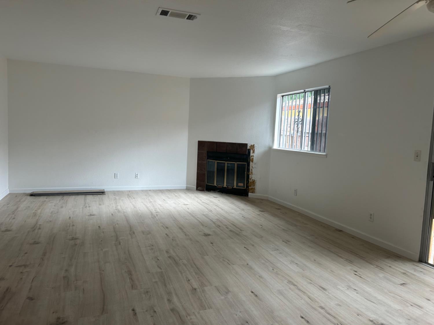 Detail Gallery Image 5 of 17 For 7019 Village Green Dr #103,  Stockton,  CA 95210 - 2 Beds | 2 Baths