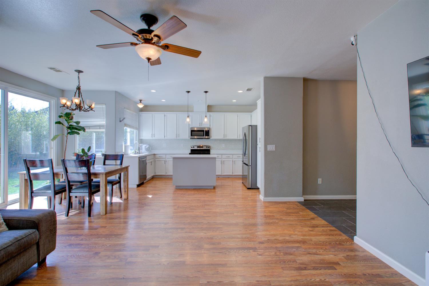 Detail Gallery Image 10 of 49 For 2341 Summersong Ct, Turlock,  CA 95382 - 6 Beds | 3 Baths