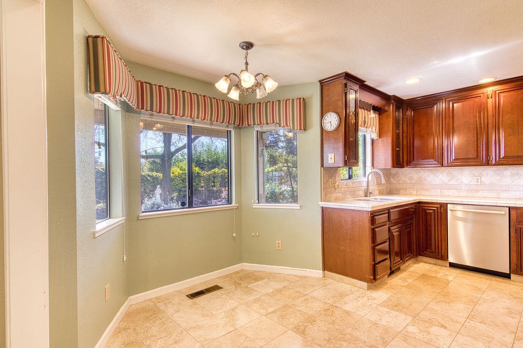 Detail Gallery Image 10 of 41 For 3100 Bridle Path Ln, Modesto,  CA 95356 - 3 Beds | 2/1 Baths