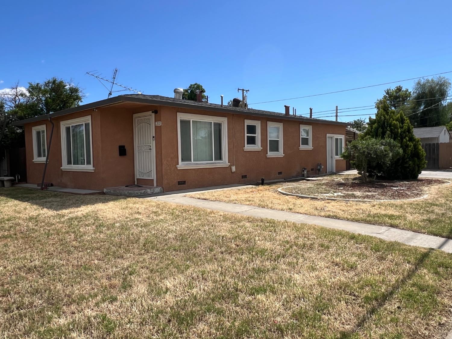 Detail Gallery Image 1 of 17 For 1203 L St, Newman,  CA 95360 - 3 Beds | 2 Baths