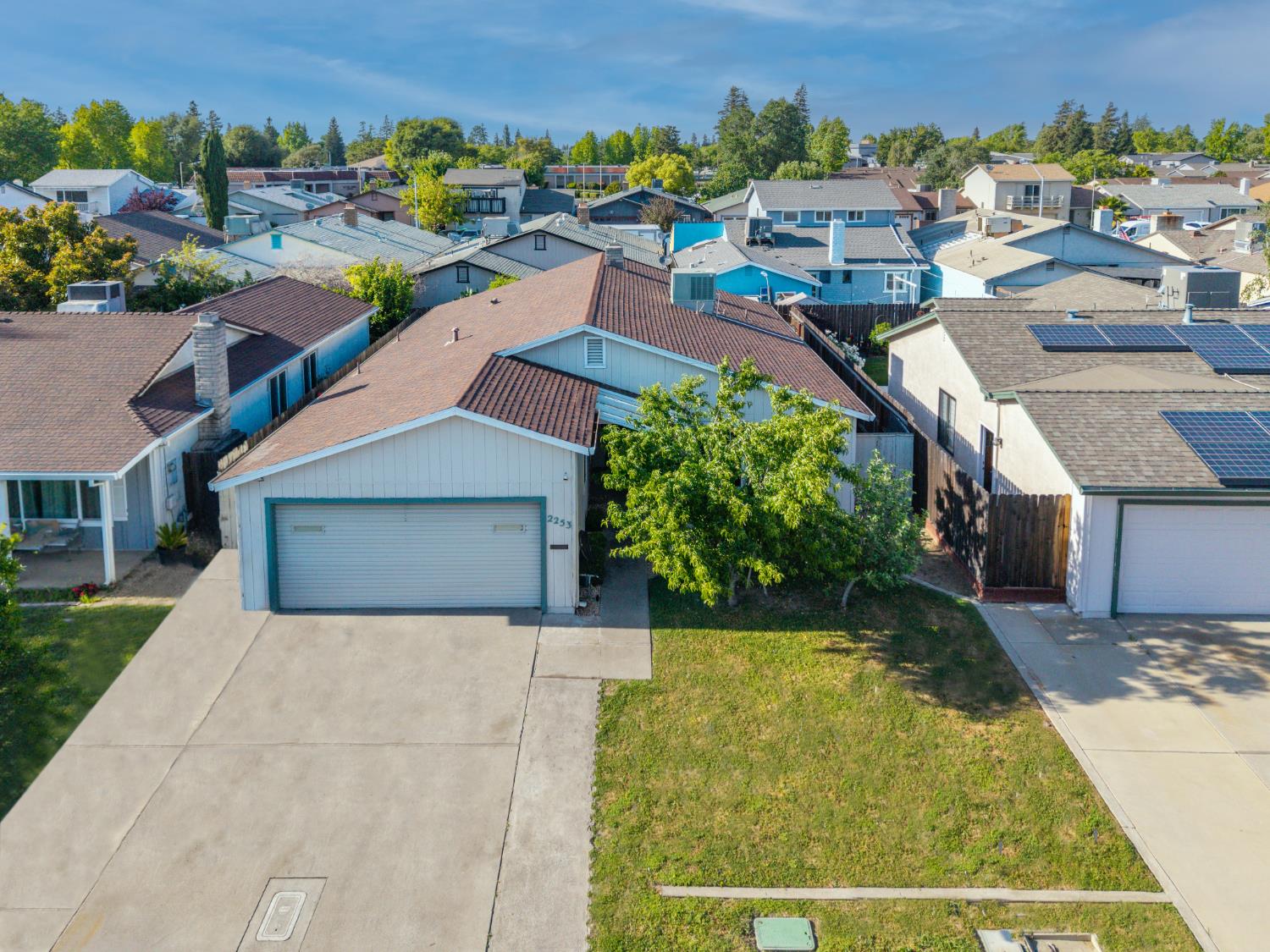 Detail Gallery Image 2 of 25 For 2253 Newbury Cir, Lodi,  CA 95240 - 3 Beds | 2 Baths