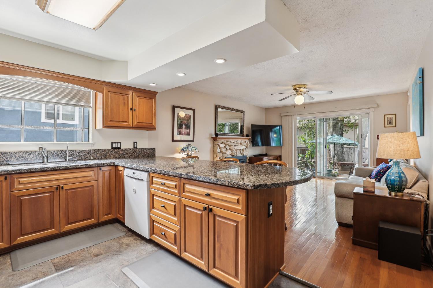 Detail Gallery Image 9 of 33 For 6942 Palmdell Way, Fair Oaks,  CA 95628 - 4 Beds | 2 Baths
