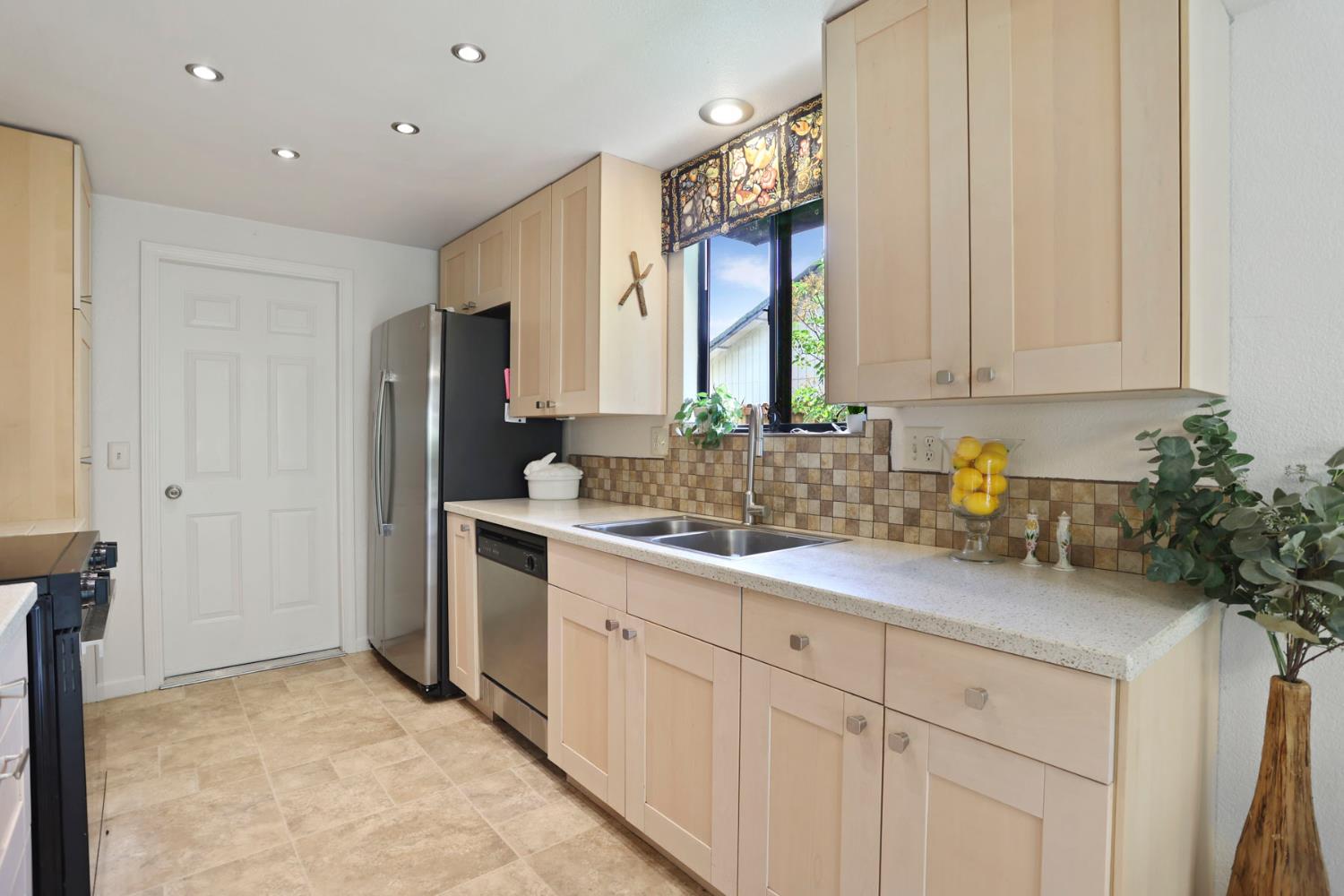 Detail Gallery Image 10 of 30 For 403 Valley Ave, Lodi,  CA 95240 - 3 Beds | 2 Baths