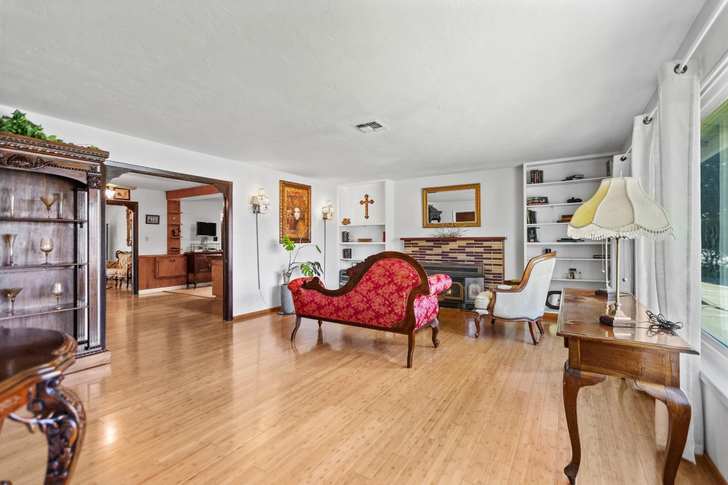 Detail Gallery Image 5 of 47 For 1824 Maryal Dr, Sacramento,  CA 95864 - 3 Beds | 2 Baths