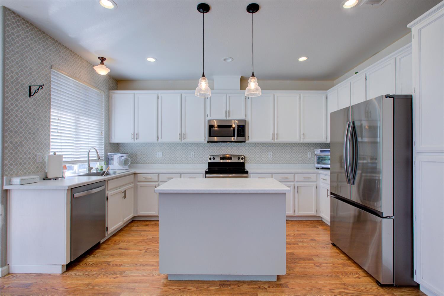 Detail Gallery Image 12 of 49 For 2341 Summersong Ct, Turlock,  CA 95382 - 6 Beds | 3 Baths