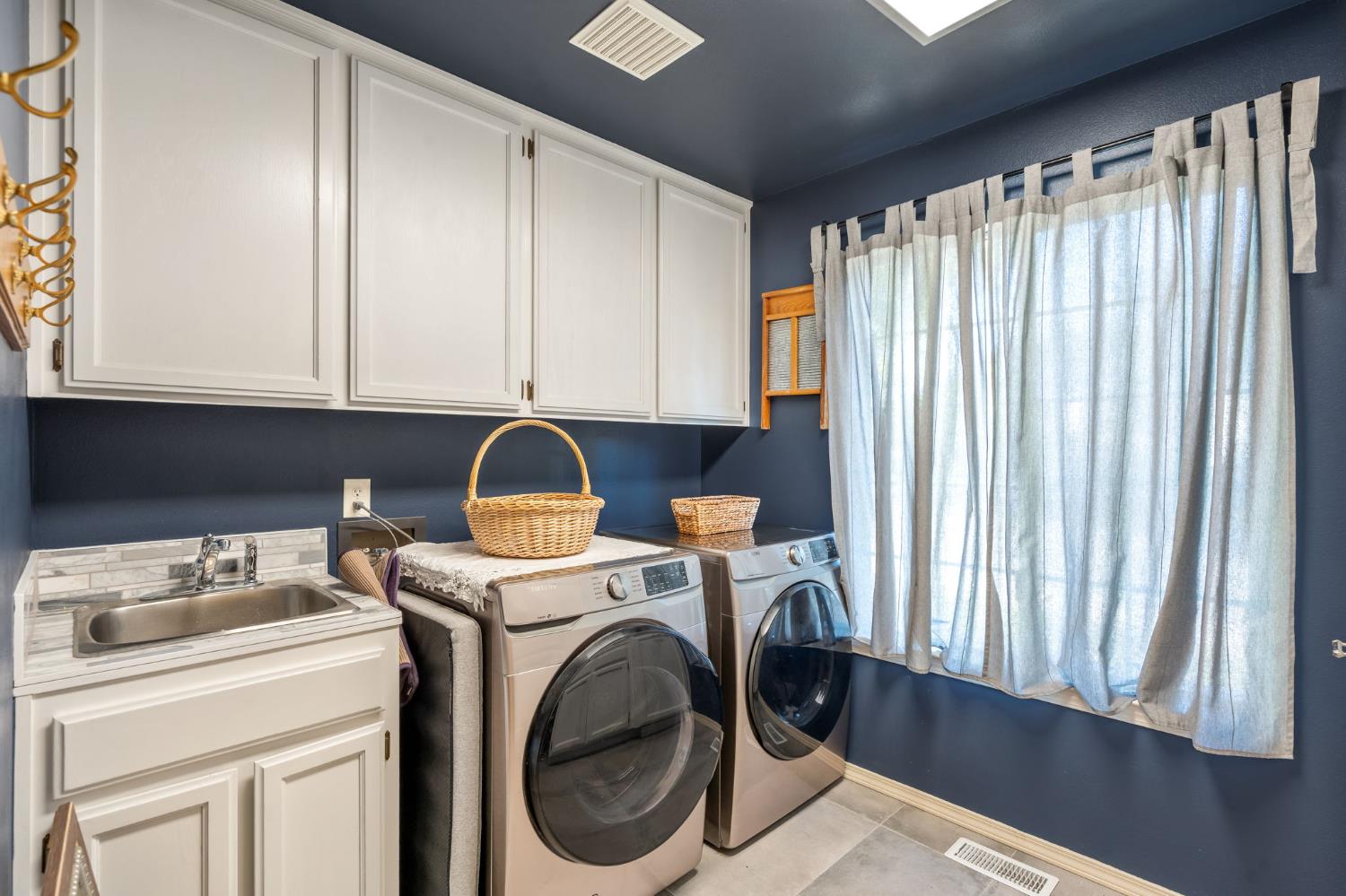 Amber Oaks Court, Fair Oaks, California image 34