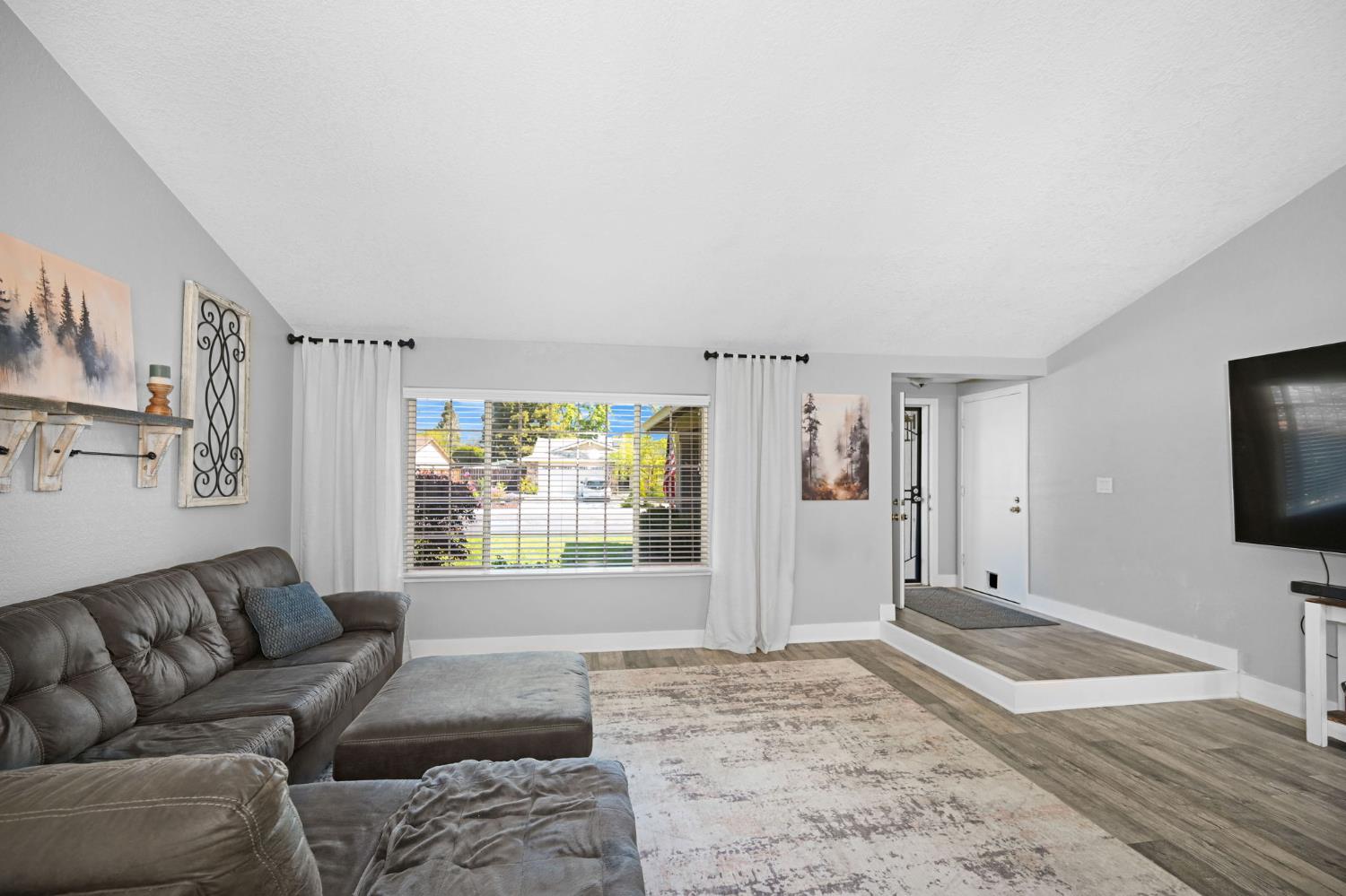 Detail Gallery Image 3 of 31 For 5325 Lenore Ave, Livermore,  CA 94550 - 3 Beds | 2 Baths