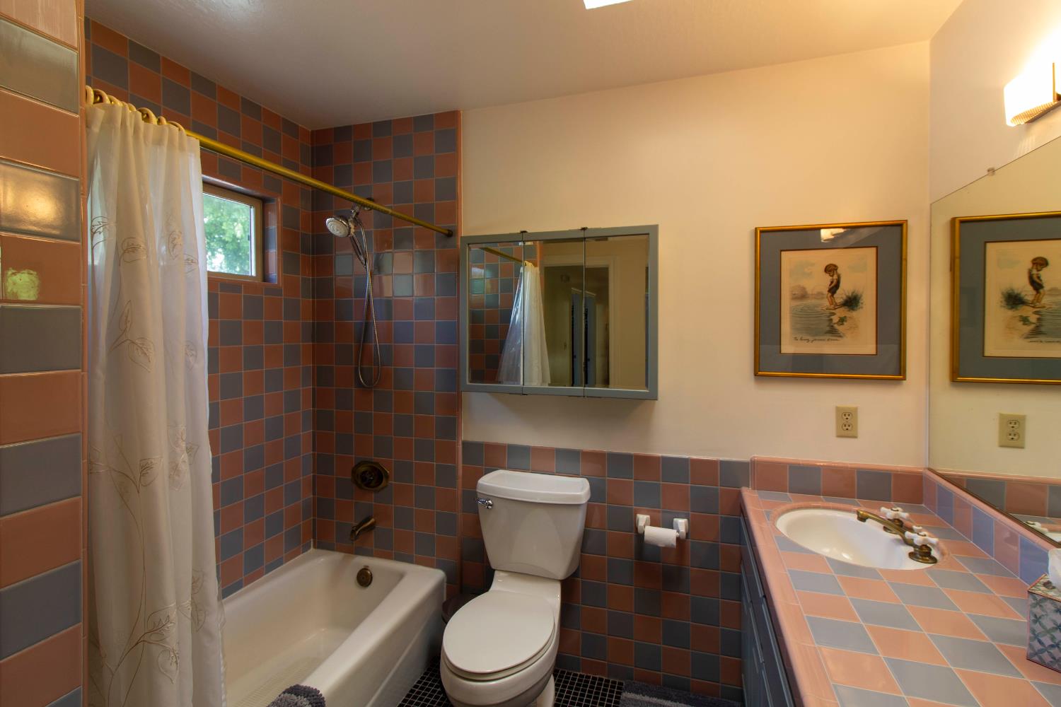 Detail Gallery Image 20 of 25 For 1997 Oxford St, Sacramento,  CA 95815 - 5 Beds | 3 Baths