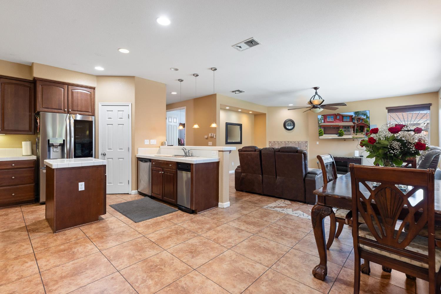 Massimo Circle, Stockton, California image 17