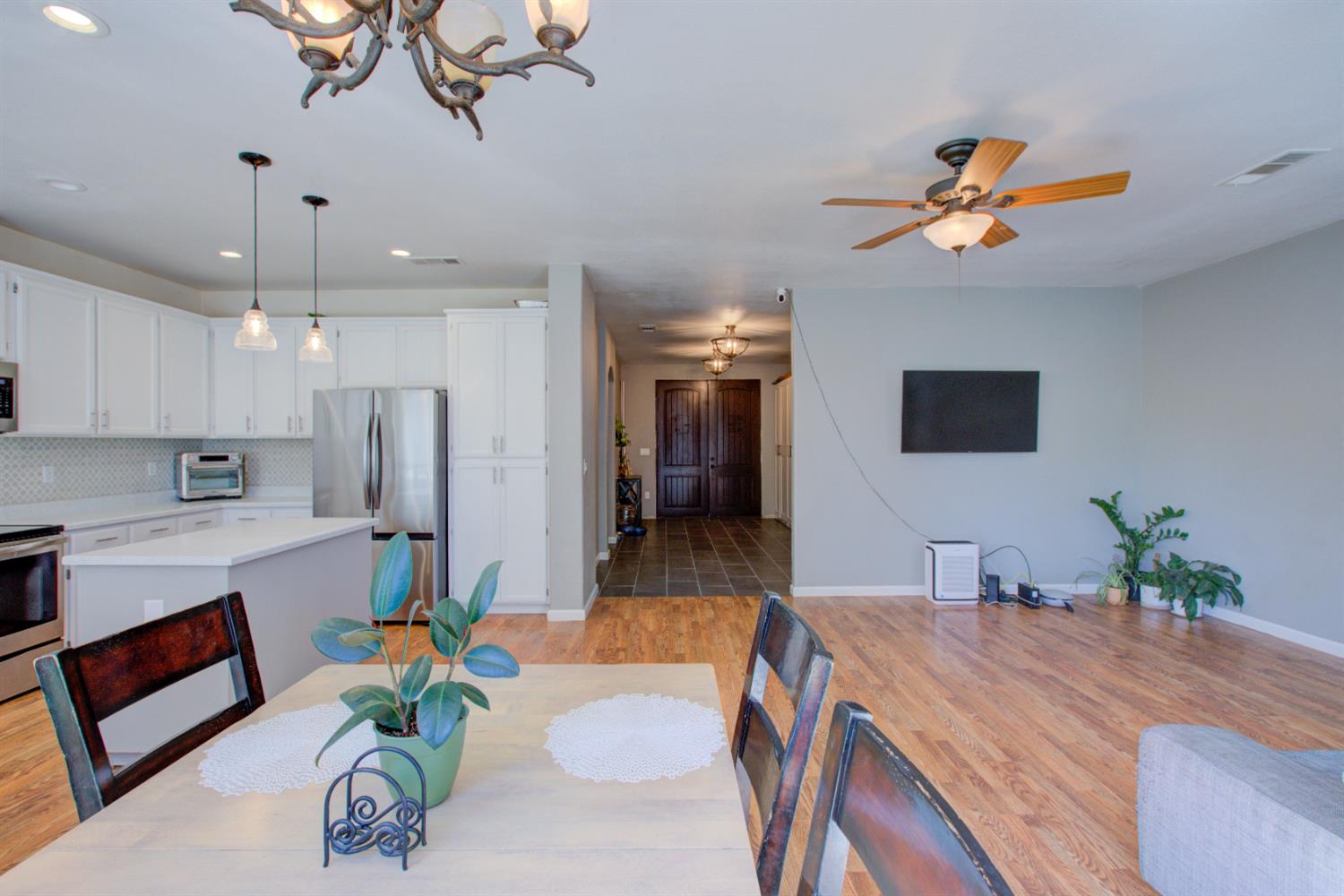 Detail Gallery Image 8 of 49 For 2341 Summersong Ct, Turlock,  CA 95382 - 6 Beds | 3 Baths