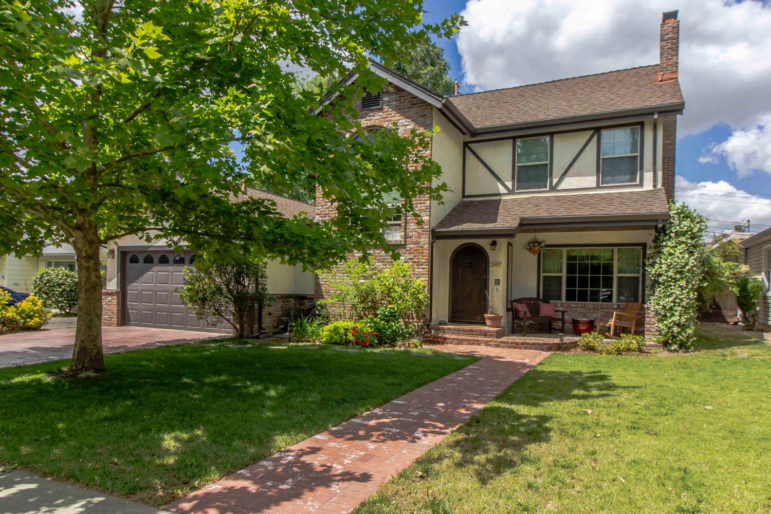 Detail Gallery Image 1 of 25 For 1997 Oxford St, Sacramento,  CA 95815 - 5 Beds | 3 Baths