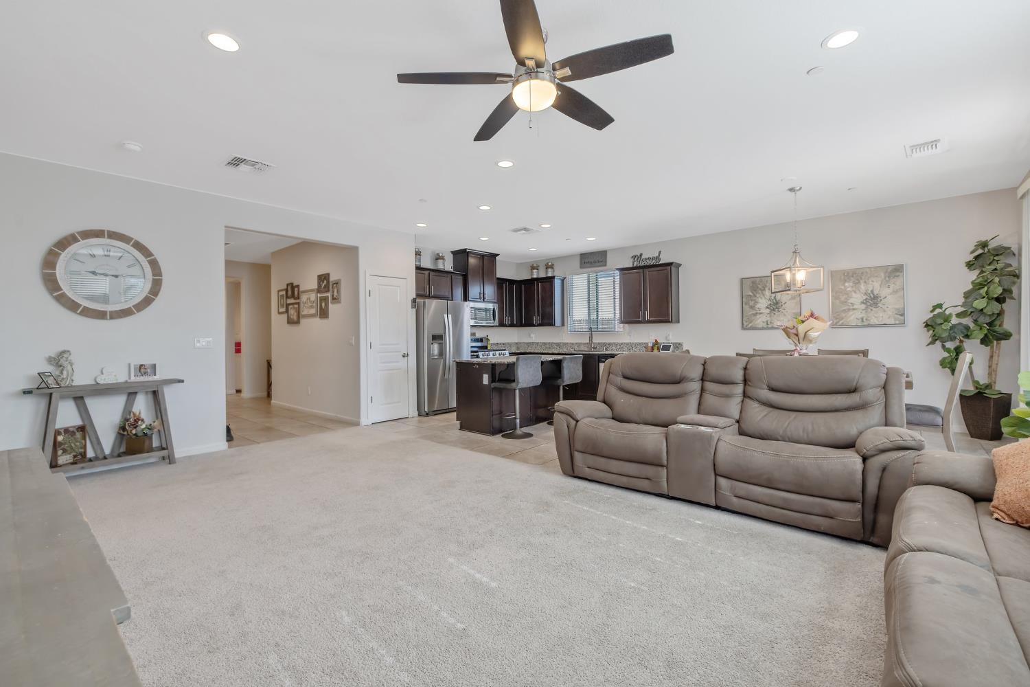 Detail Gallery Image 10 of 45 For 1066 Jade Way, Lemoore,  CA 93245 - 3 Beds | 2 Baths